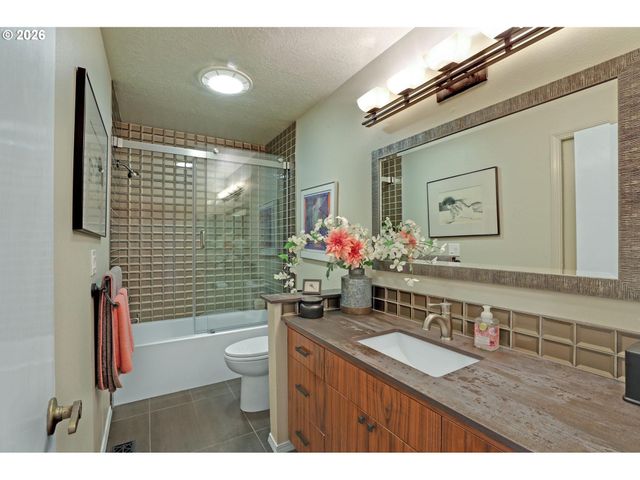 1933 Sw BROADLEAF Dr, Portland, OR 97219