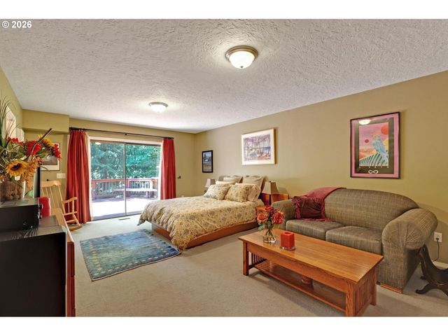 1933 Sw BROADLEAF Dr, Portland, OR 97219
