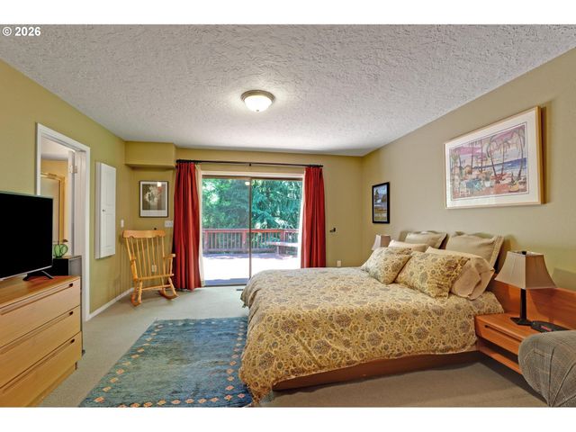 1933 Sw BROADLEAF Dr, Portland, OR 97219