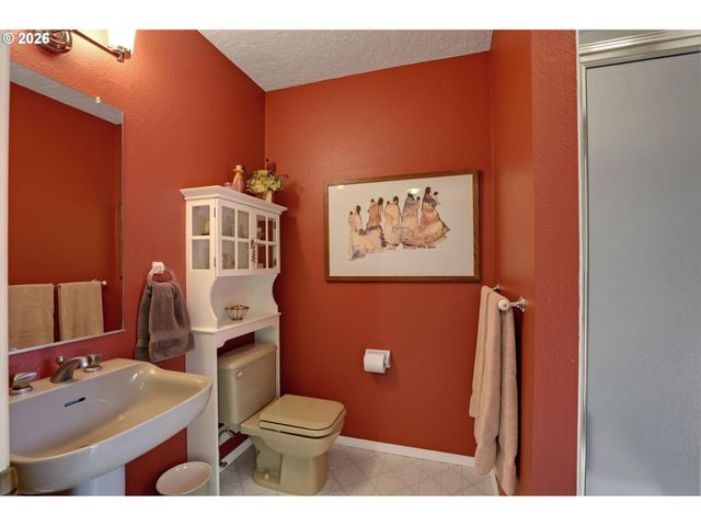 1933 Sw BROADLEAF Dr, Portland, OR 97219