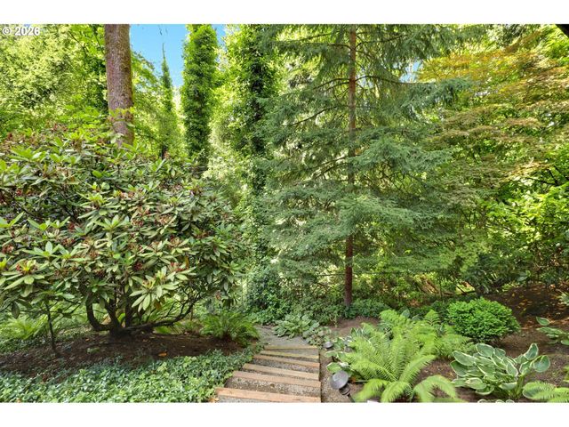 1933 Sw BROADLEAF Dr, Portland, OR 97219