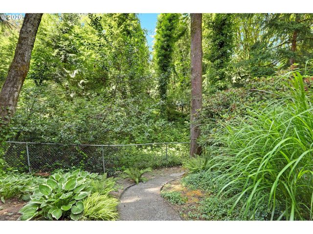 1933 Sw BROADLEAF Dr, Portland, OR 97219