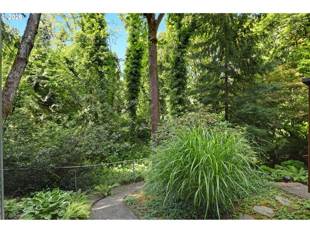 1933 Sw BROADLEAF Dr, Portland, OR 97219
