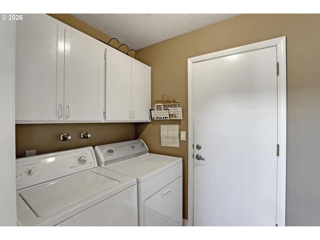 1933 Sw BROADLEAF Dr, Portland, OR 97219