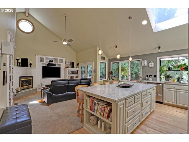 1933 Sw BROADLEAF Dr, Portland, OR 97219