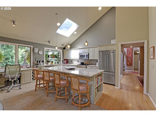 1933 Sw BROADLEAF Dr, Portland, OR 97219