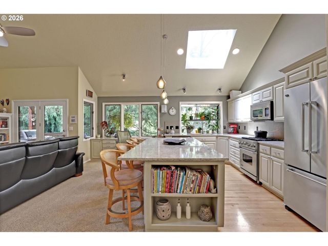 1933 Sw BROADLEAF Dr, Portland, OR 97219