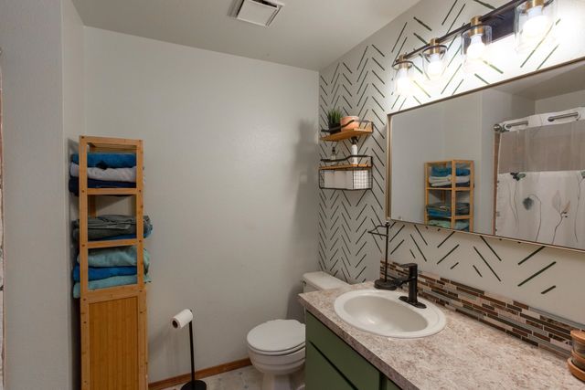 10620 N College Place Dr, Spokane, WA 99218