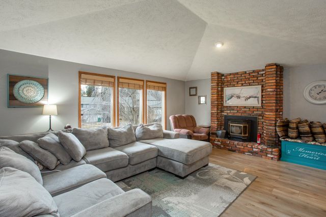 10620 N College Place Dr, Spokane, WA 99218