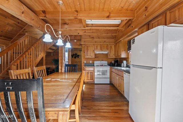 448 Silver Maple Lane, Gatlinburg, TN 37738