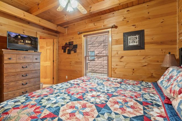 448 Silver Maple Lane, Gatlinburg, TN 37738