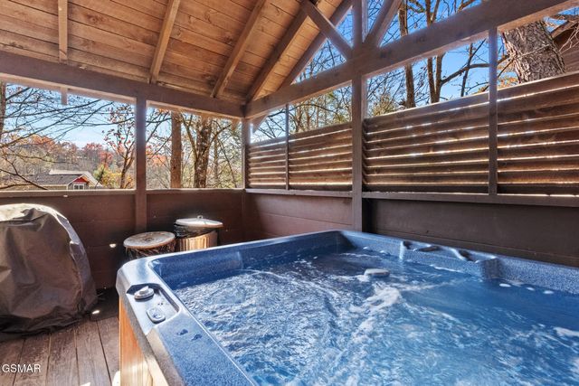 448 Silver Maple Lane, Gatlinburg, TN 37738