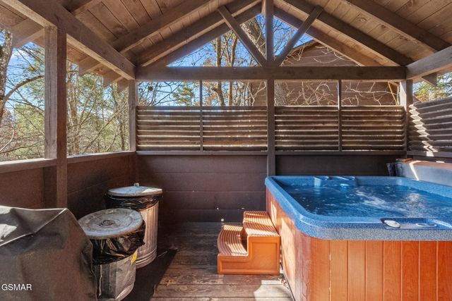 448 Silver Maple Lane, Gatlinburg, TN 37738