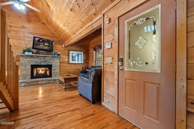 448 Silver Maple Lane, Gatlinburg, TN 37738