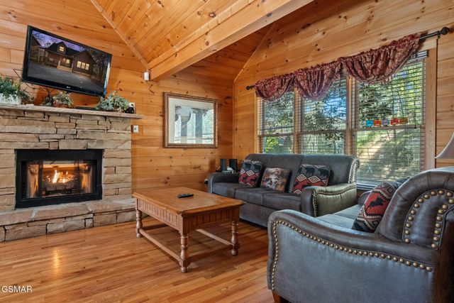 448 Silver Maple Lane, Gatlinburg, TN 37738