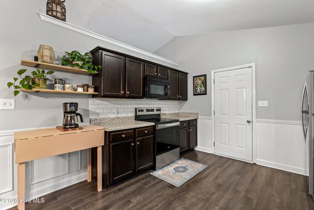 502 Waldorf Court, Hubert, NC 28539