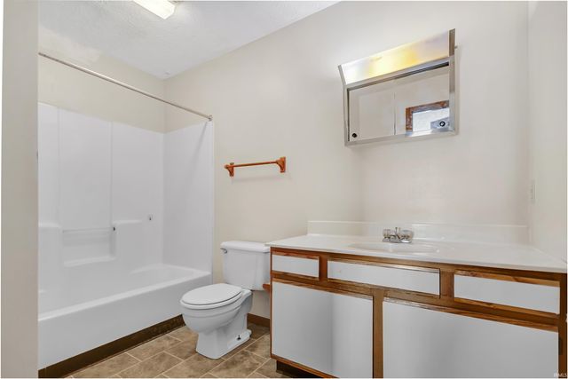 3230 E John Hinkle Pl Apt D, Bloomington, IN 47408