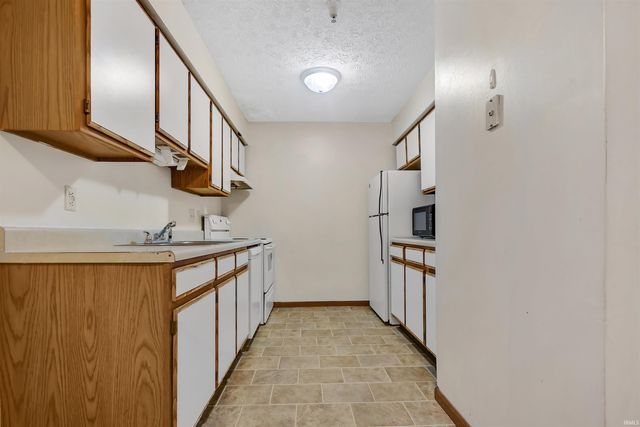 3230 E John Hinkle Pl Apt D, Bloomington, IN 47408