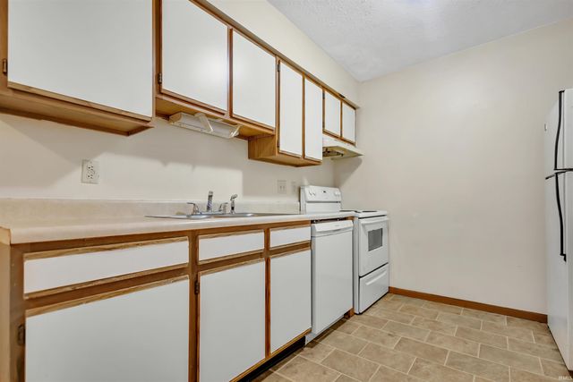 3230 E John Hinkle Pl Apt D, Bloomington, IN 47408