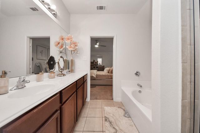 9423 Grand Spark Drive, Iowa Colony, TX 77583