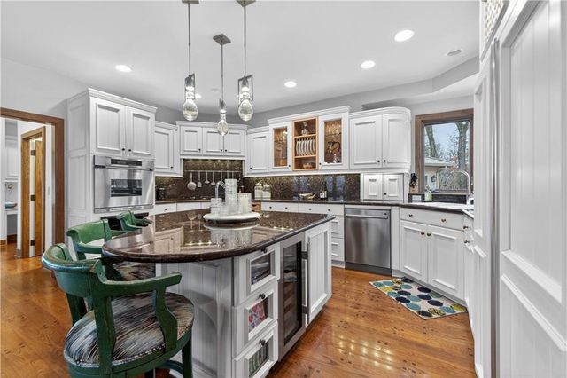 11615 Mohawk Lane, Leawood, KS 66211