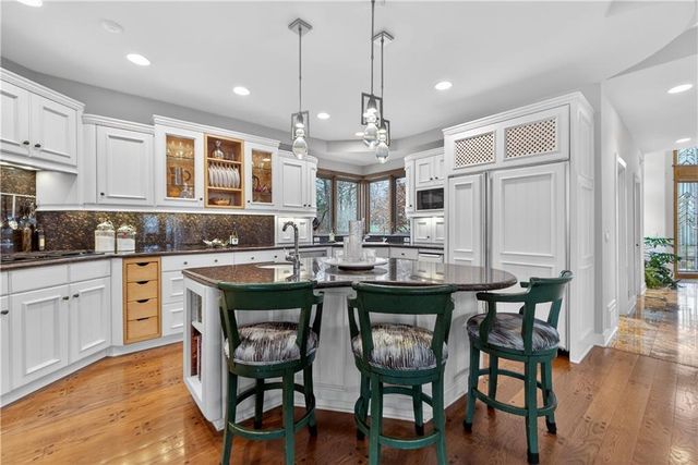 11615 Mohawk Lane, Leawood, KS 66211