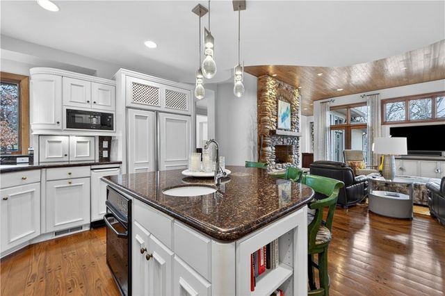 11615 Mohawk Lane, Leawood, KS 66211