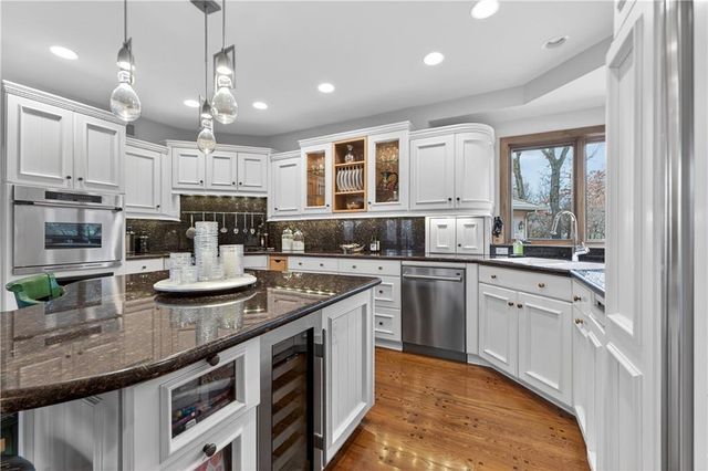 11615 Mohawk Lane, Leawood, KS 66211