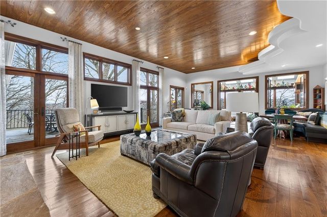 11615 Mohawk Lane, Leawood, KS 66211