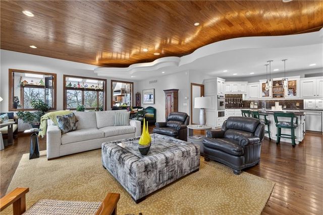 11615 Mohawk Lane, Leawood, KS 66211