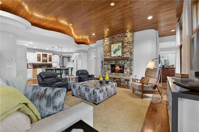 11615 Mohawk Lane, Leawood, KS 66211