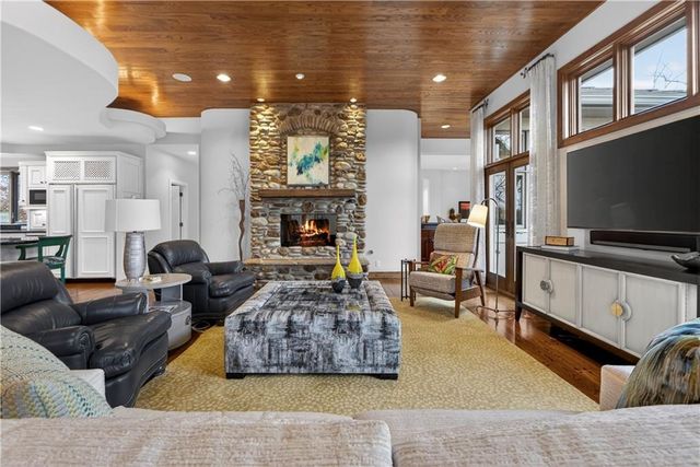 11615 Mohawk Lane, Leawood, KS 66211