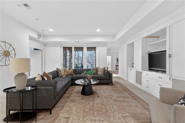 11615 Mohawk Lane, Leawood, KS 66211