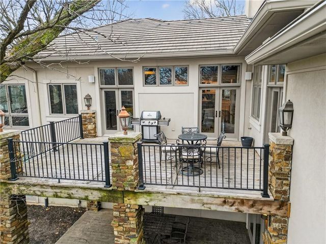 11615 Mohawk Lane, Leawood, KS 66211