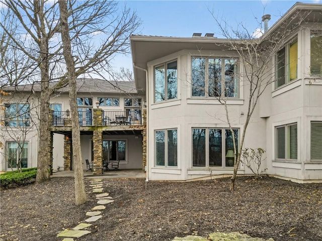 11615 Mohawk Lane, Leawood, KS 66211