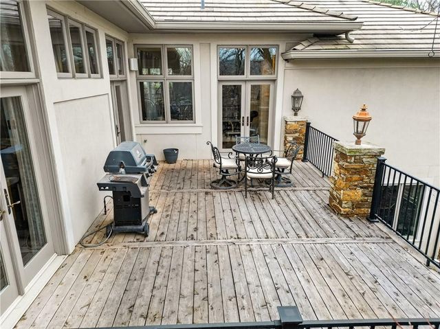 11615 Mohawk Lane, Leawood, KS 66211