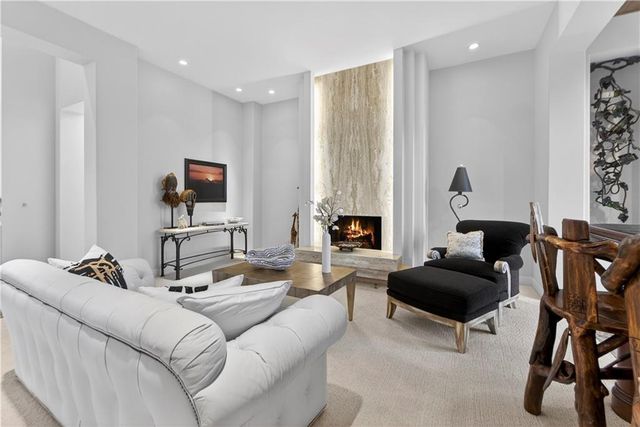 11615 Mohawk Lane, Leawood, KS 66211