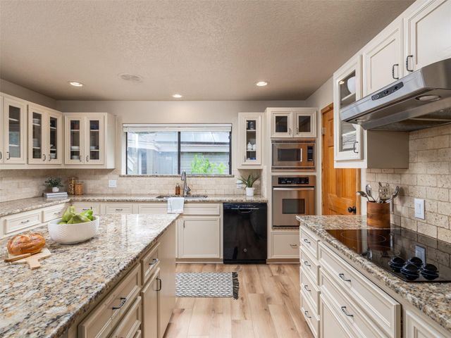 509 Coventry RD, Spicewood, TX 78669