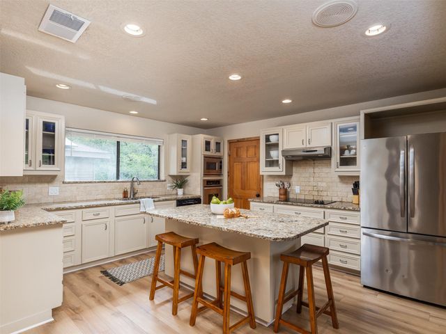 509 Coventry RD, Spicewood, TX 78669
