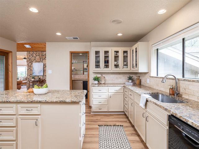 509 Coventry RD, Spicewood, TX 78669