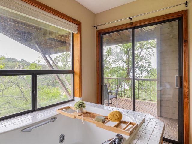 509 Coventry RD, Spicewood, TX 78669