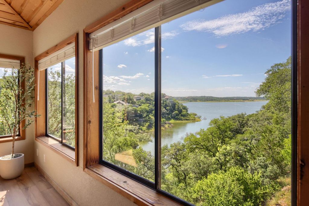 509 Coventry RD, Spicewood, TX 78669