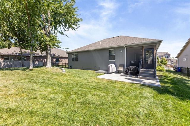 12526 S Hedge Court, Olathe, KS 66061