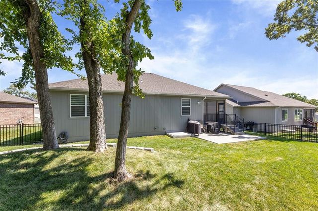 12526 S Hedge Court, Olathe, KS 66061