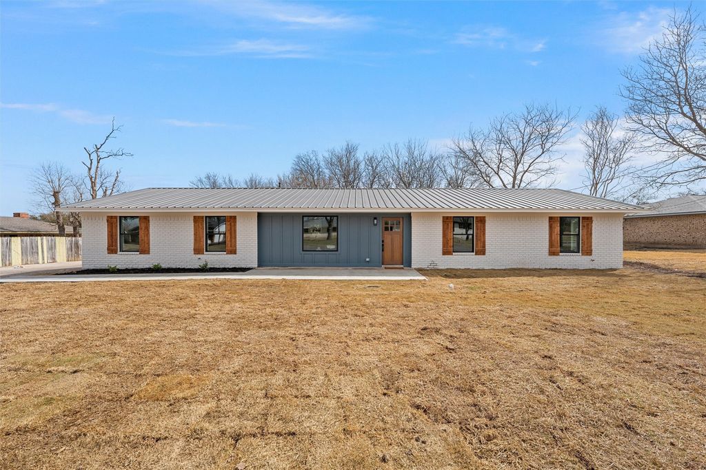 125 Ivy Lane, Hewitt, TX 76643