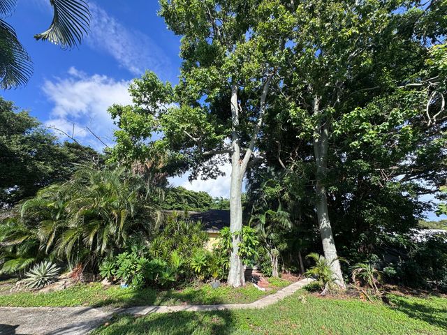 8975 Burma Road, West Palm Beach, FL 33403