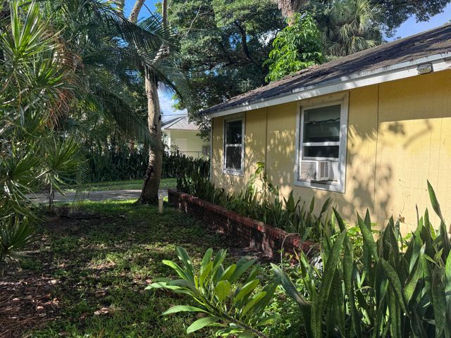 8975 Burma Road, West Palm Beach, FL 33403