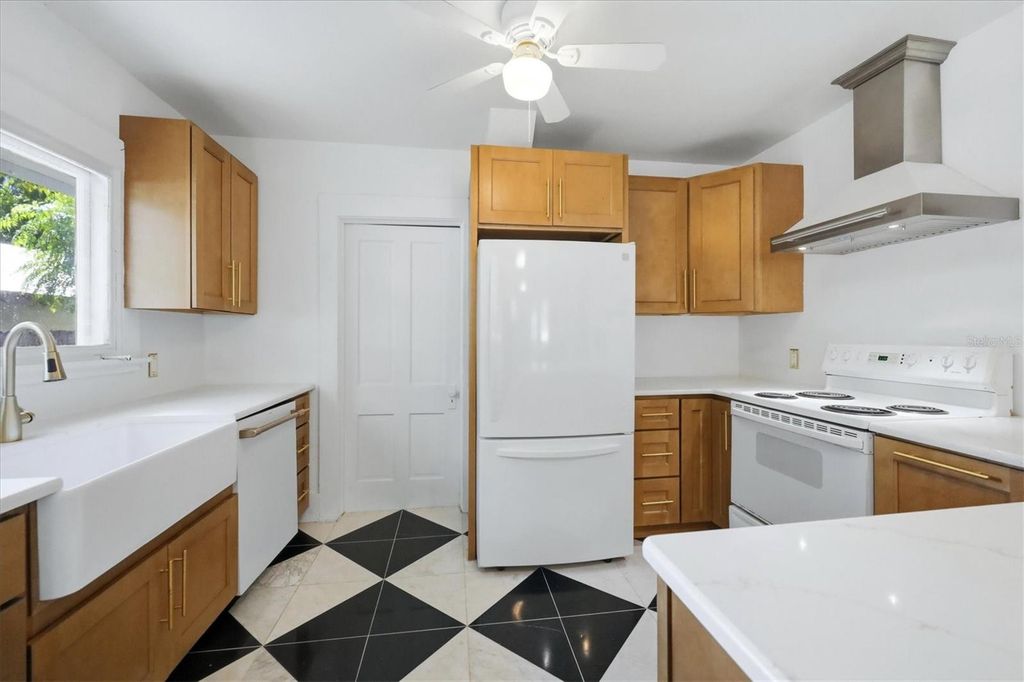 Image 11 of property listing at 1309 13TH AVENUE W, Bradenton, FL 34205
