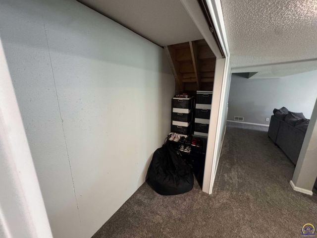 1053 SW Harvey ST, Topeka, KS 66604