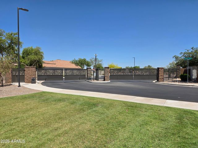 8631 W AUGUSTA Avenue, Glendale, AZ 85305